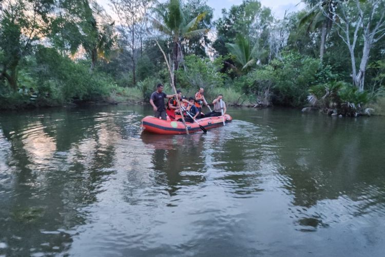 Tim gabungan saat mencari remaja yang tenggelam di kolong Keruh, Belitung Timur, Senin (5/6/2023).