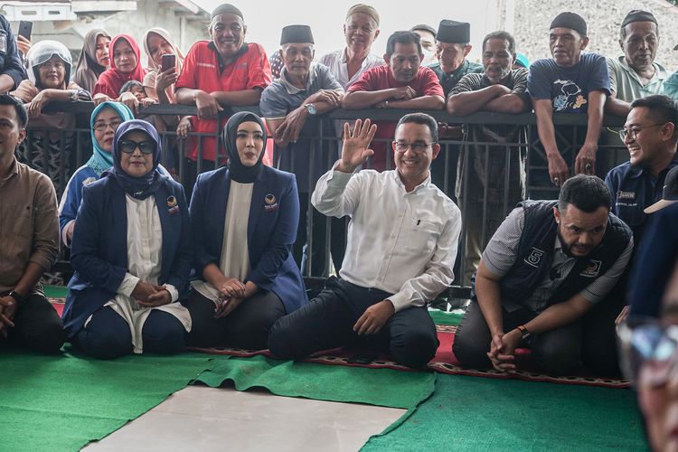 Calon presiden nomor urut 1, Anies Baswedan (kemeja putih) saat mengunjungi korban banjir di Sumatera Barat, Sabtu (16/3/2024).
