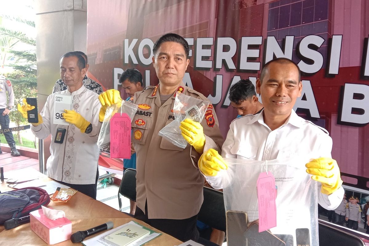 Kepala Bidang Hubungan Masyarakat Polda Jabar Kombes Pol Jules Abraham Abast tengah memperlihatkan barang bukti senpi rakitan yang digunakan pelaku untuk kejahatan saat aksi pecah kaca di beberapa daerah di Jabar, Jumat (23/2/2024).