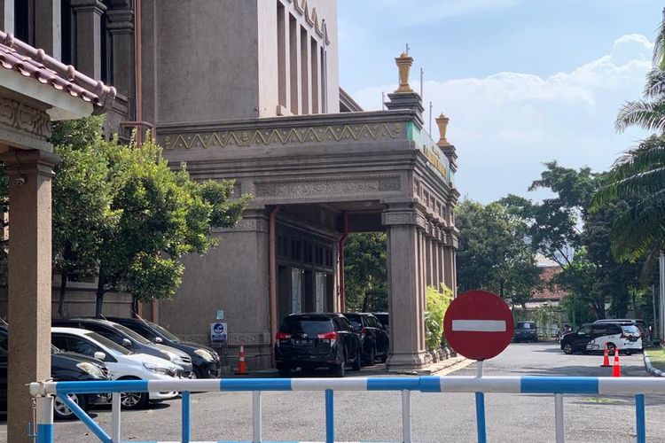 Tampak mobil yang dinaiki penyidik KPK terparkir di depan kantor PTPN XI, Jumat (14/7/2023)