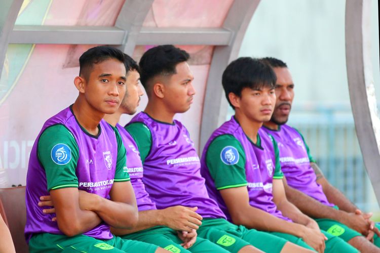 Pemain Persebaya Surabaya Rizky Ridho duduk dibangku cadangan saat pertandingan pekan ke-30 Liga 1 2022-2023 melawan Persib Bandung yang berakhir dengan skor 2-2 di Stadion Gelora Joko Samudro Gresik, Senin (13/3/2023) sore.