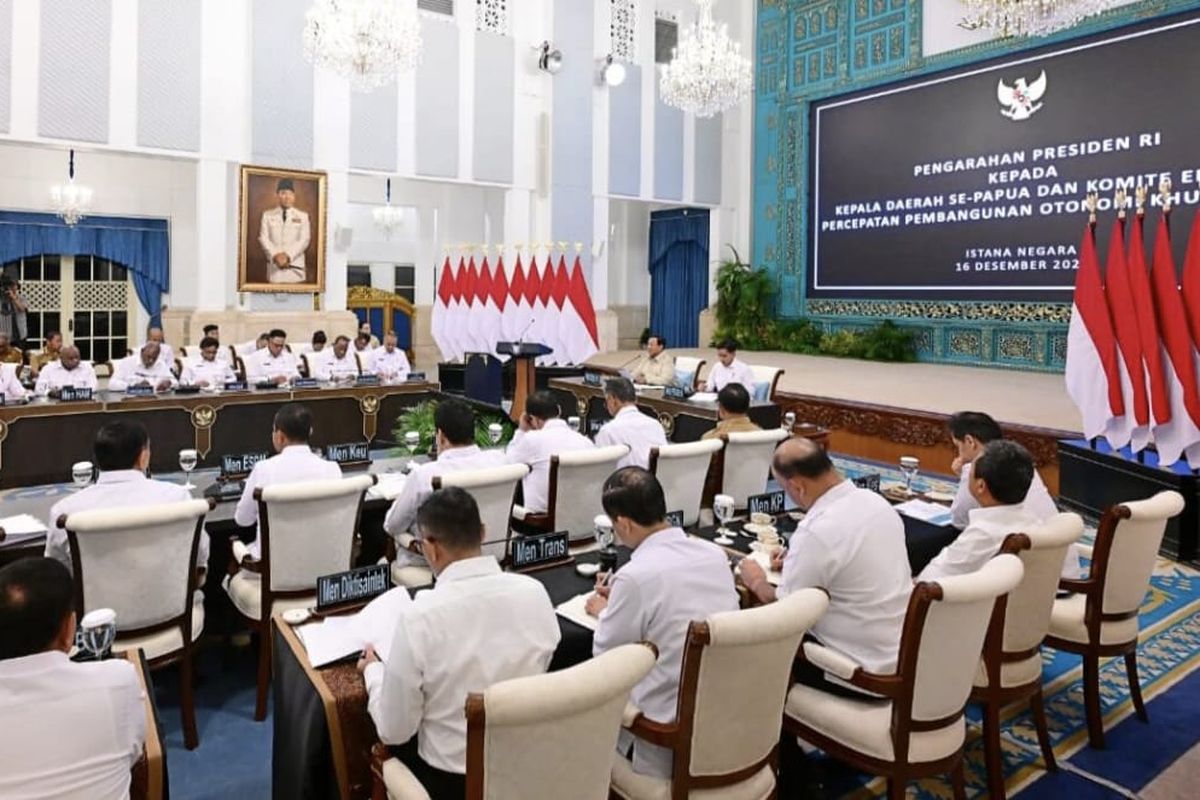 Pengarahan Presiden RI Prabowo Subianto kepada para gubernur, bupati, dan wali kota se-Papua dalam pertemuan bersama Komite Eksekutif Percepatan Pembangunan Otonomi Khusus Papua (KEPP-OKP) di Istana Negara, Jakarta, Selasa (16/12/2025).