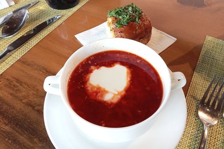 Sajian borsch, sup tradisional khas Ukraina di The Westin Hotel Jakarta.