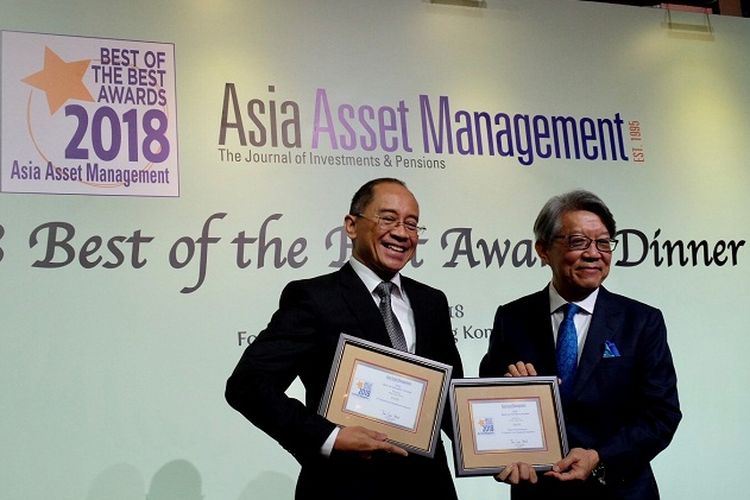Presiden Direktur MAMI Legowo Kusumonegoro menerima penghargaan yang diserahkan oleh Asia Asset Management dalam malam penganugerahan 2018 Best of the Best Awards yang berlangsung pada Jumat (23/3/2018) malam di hotel Four Seasons, Hong Kong. 