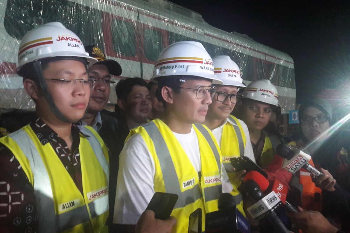 Wakil Gubernur DKI Jakarta Sandiaga Uno meninjau lokasi kedatangan dua gerbong kereta Light Rail Transit (LRT) di Dermaga Indonesia Vehicle Terminal, Jakarta Utara, Jumat (13/4/2018) malam.