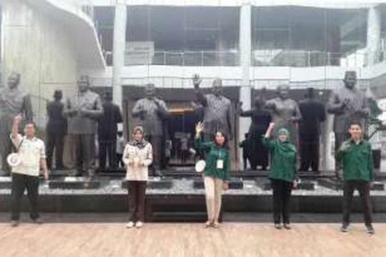 Sejumlah pemandu wisata dari Himpunan Mahasiswa Ekowisata Diploma IPB, sedang berfoto di patung keenam mantan presiden RI, di Museum Kepresidenan RI Balai Kirti Bogor.