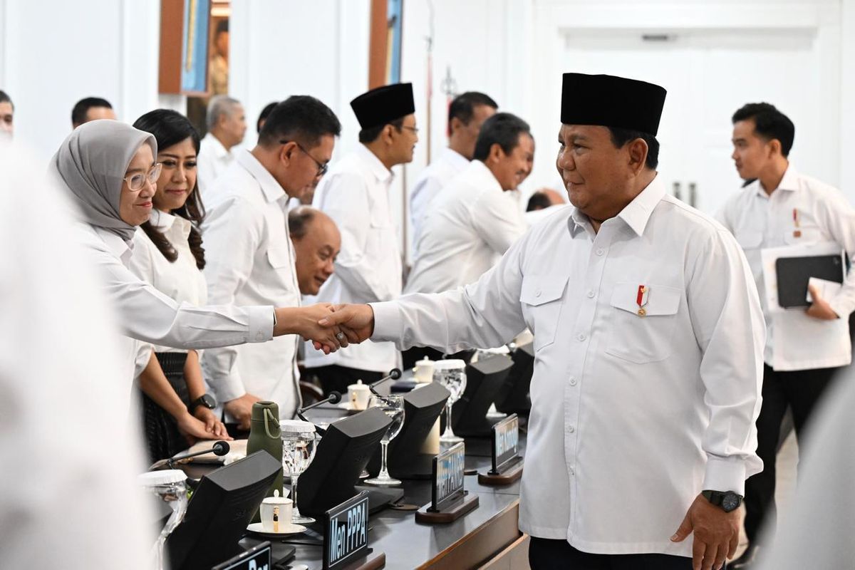 Presiden RI Prabowo Subianto berjabat tangan dengan Menteri Pendayagunaan Aparatur Negara dan Reformasi Birokrasi (PANRB) Rini Widyantini dalam Sidang Kabinet Paripurna di Istana Negara, Jakarta, Rabu (6/8/2025).