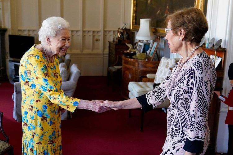Ratu Elizabeth II menemui Gubernur New South Wales Margaret Beazley pada Juni 2022.