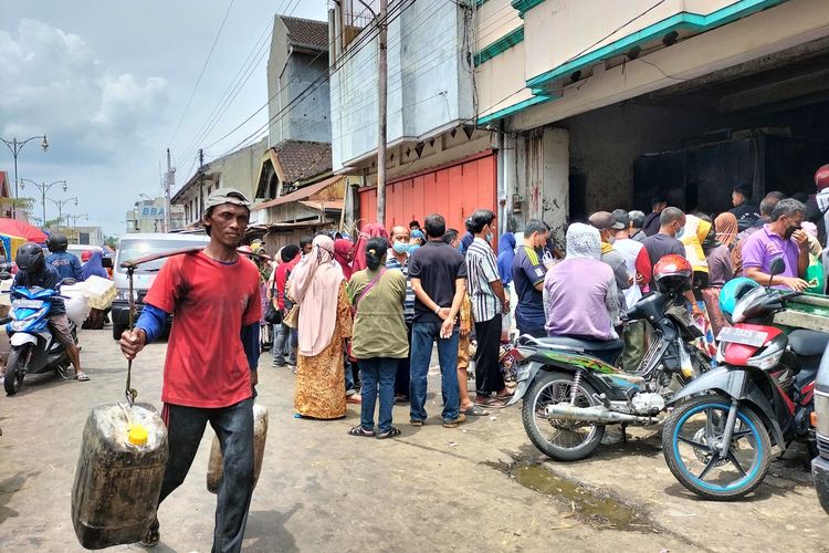 Potret antrean warga berburu minya goreng curah di Kota Solo, Selasa (22/3/2022)