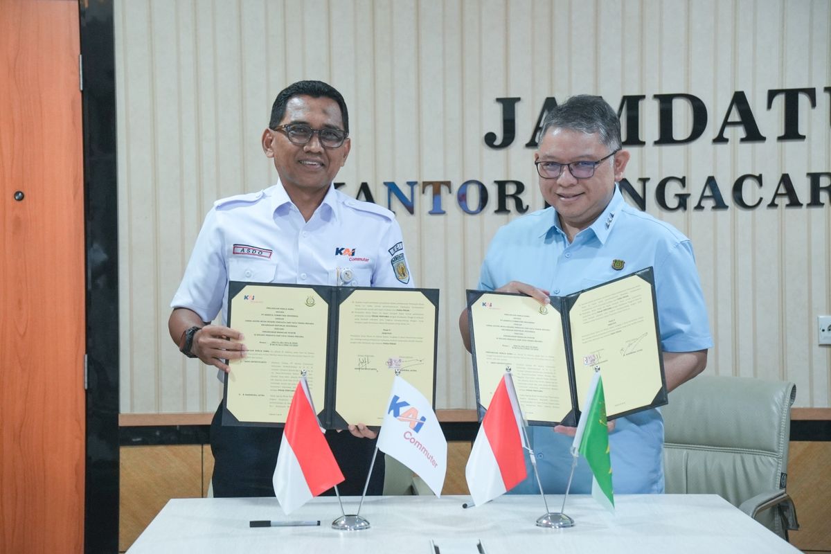 Direktur Utama (Dirut) KAI Commuter Asdo Artriviyanto dengan Jaksa Agung Muda Perdata dan Tata Usaha Negara Narendra Jatna menandatangani perjanjian kerja sama (PKS) di Auditorium Kejaksaan Agung RI, Jakarta, Selasa (21/10/2025).&nbsp;