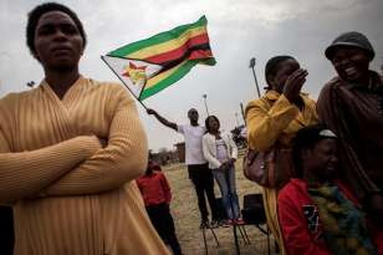 Pendukung partai oposisi Zimbabwe mengibarkan bendera negeri itu untuk memprotes pemerintahan Presiden Robert Mugabe yang dinilai tak mampu mengelola negara.