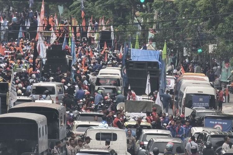 Arus Lalu Lintas Massa Buruh dari Tangerang dan Bekasi yang Bergerak ke Jakarta Hari Ini