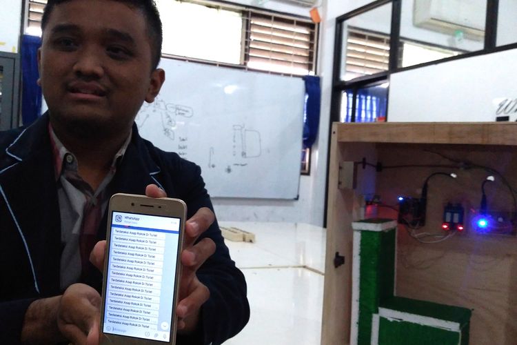 Muhammad Faiq mahasiswa IT Telkom membuat alat pendeteksi asap rokok yang dapat diketahuai melalui HP.