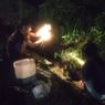 Warga Blora Ambil Minyak Mentah di Selokan, Diduga Pipa Pertamina Bocor