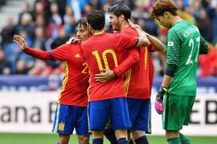 Para pemain Spanyol merayakan gol ke gawang Korea Selatan, dalam laga persahabatan di Salzburg, Austria, Selasa (1/6/2016).