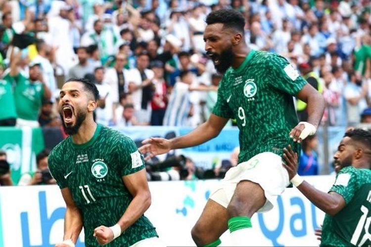 Hasil Piala Dunia 2022: Selebrasi Saleh Al-Shehri (kiri) seusai mencetak gol ke gawang Argentina di Lusail Stadium pada matchday pertama Grup C Piala Dunia 2022 Qatar, Selasa (22/11/2022) sore WIB. Timnas Arab Saudi sukses membungkam Argentina dengan skor tipis 2-1.