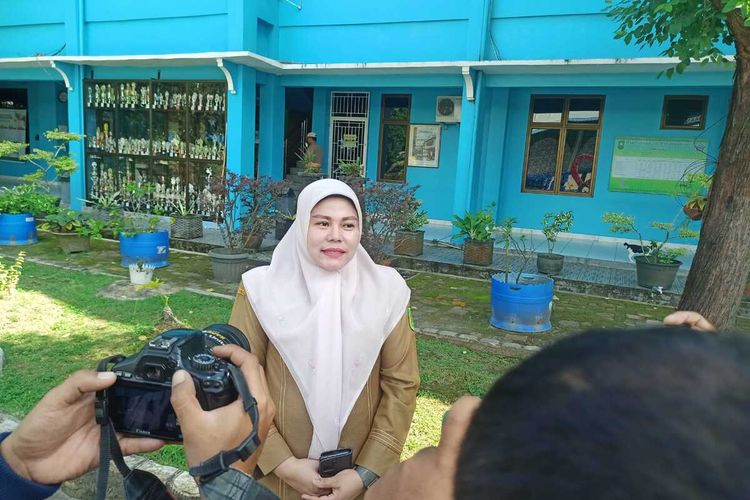 Wakil Humas SMA Negeri 8 Pekanbaru, Reni Erita, saat diwawancarai wartawan terkait temuan 31 KK palsu dari calon siswa baru, Selasa (4/7/2023).