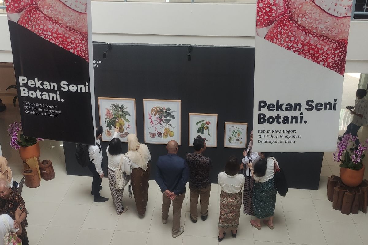 Sejumlah pengunjung sedang melihat lukisan dalam acara Pekan Seni Botani yang digelar di Griya Anggrek, Kebun Raya Bogor, Minggu (21/5/2023).