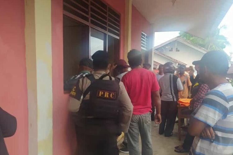Aparat Polresta Pulau Ambon mengevakuasi penjaga SMA Negeri 13 Ambon, Amir Difinubun yang tewas terjatuh dari atas plafon sekolah tersebut, Sabtu (4/12/2021)