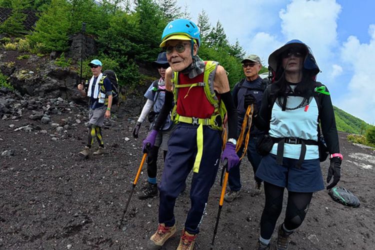 Kokichi Akuzawa, pendaki tertua Gunung Fuji pada usia 102 tahun.