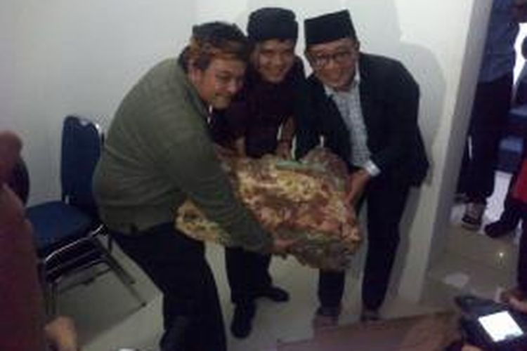 Ketua DPD RI Jawa Barat, Oni Suwarman (Oni SOS) bersama tokoh masyarakat Garut yang juga Mantan Wakil Bupati Garut, Dicky Chandra, menyerahkan bongkahan batu pancawarna seberat 60 kilogram kepada Wali Kota Bandung Ridwan Kamil, Kamis (9/4/2015).