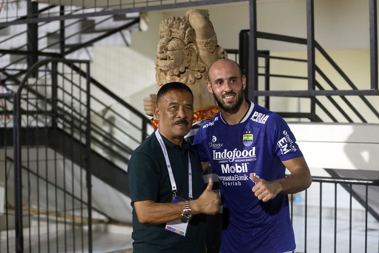 Komisaris PT Persib Bandung Bermartabat (PBB), Umuh Muchtar foto bersama M Rashid seusai pertandingan pekan 18 Liga 1 2021-2022 yang berakhir dengan skor 1-0 di Stadion I Gusti Ngurah Rai Denpasar, Bali, Jumat (7/1/2021) malam.