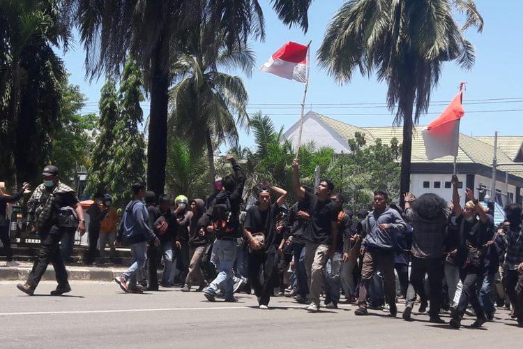 Demo mahasiswa Kendari di depan Gedung DPRD Sulawesi Tenggara, Kamis (26/9/2019).