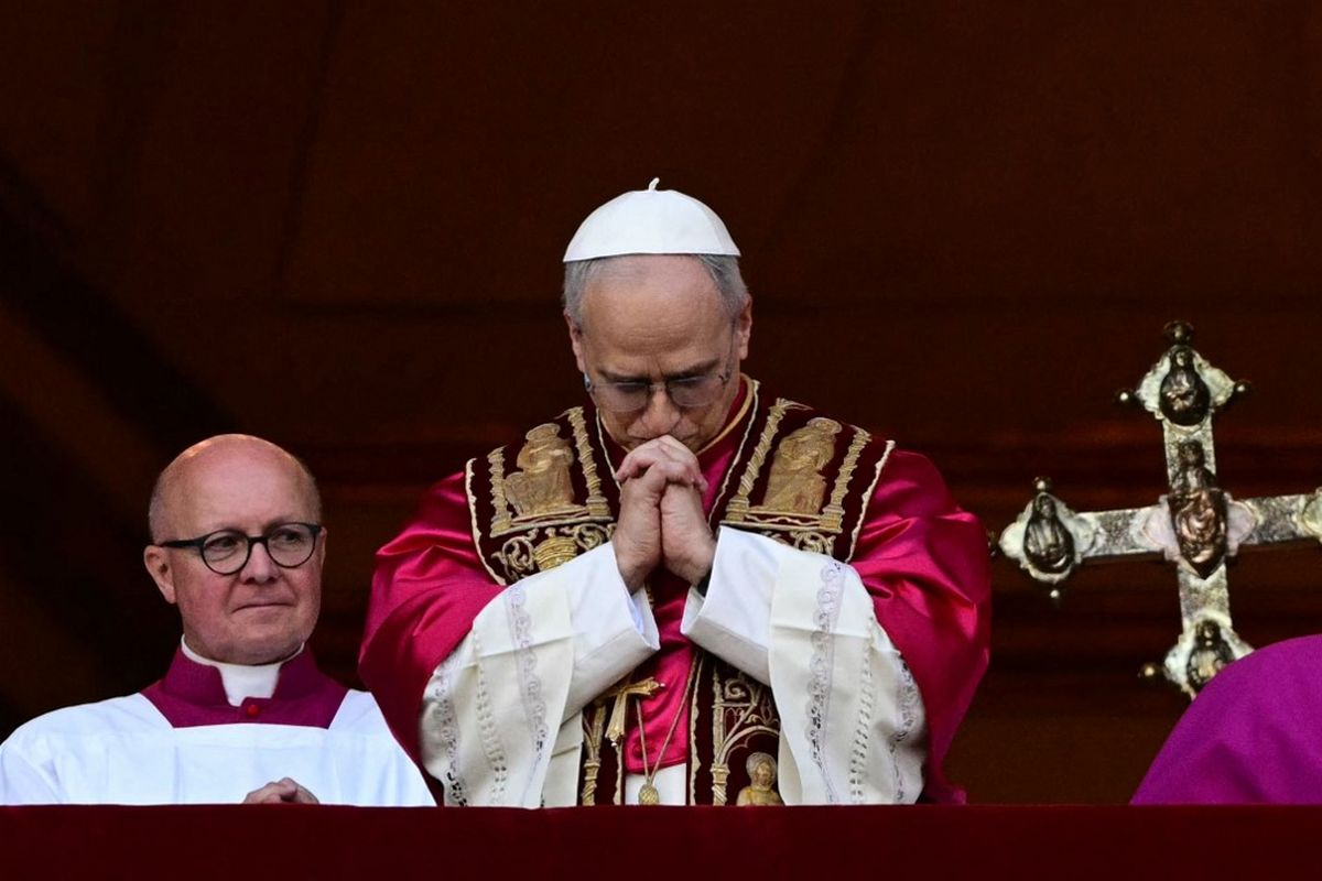 Paus Leo XIV yang baru terpilih, Robert Prevost, berpidato di hadapan kerumunan orang banyak dari balkon Basilika Santo Petrus, setelah para kardinal mengakhiri konklaf di Vatikan, 8 Mei 2025. Ia menjadi paus ke-267 Gereja Katolik.