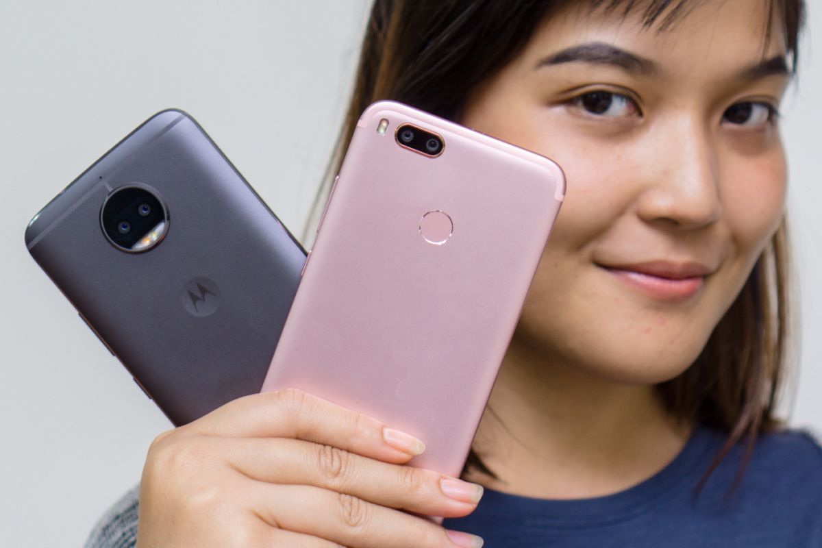 Smartphone kamera ganda Motorola Moto G5S Plus (kiri) dan Xiaomi Mi A1.