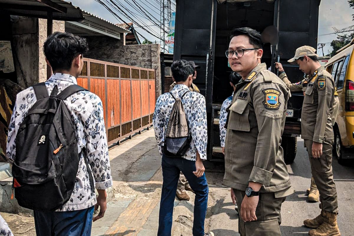 Belasan pelajar nakal ditangkap petugas Satpol PP saat kedapatan bolos sekolah di kawasan Padalarang, Kabupaten Bandung Barat (KBB), Jawa Barat, Kamis (8/5/2025).