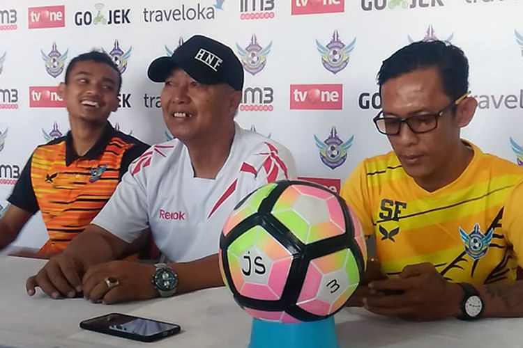 Pelatih Persegres Gresik United Hanafi (tengah) dan Komaruddin, dalam sesi jumpa pers sebelum pertandingan lawan Arema FC.