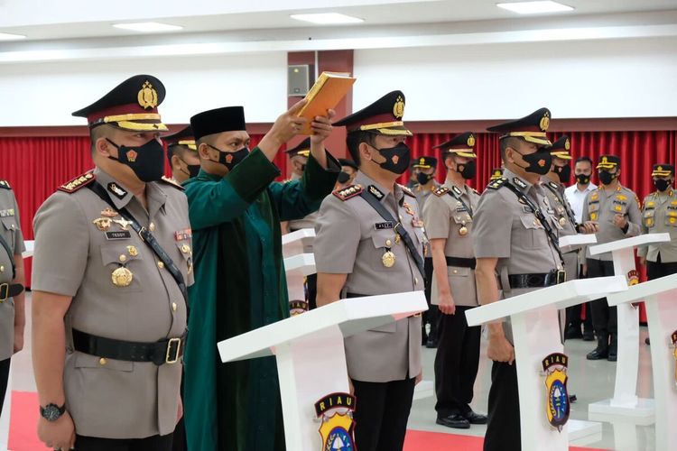 Sereh terima jabatan satu direktur dan enam kapolres di Mapolda Riau di Pekanbaru, Jumat (15/7/2022).