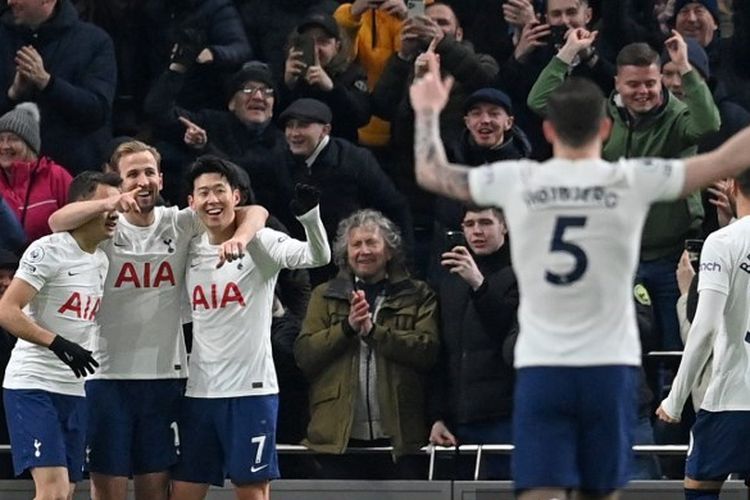 Para pemain Tottenham Hotspur merayakan gol Harry Kane ke gawang Everton pada laga pekan ke-28 Liga Inggris 2021-2022 di Tottenham Hotspur Stadium, Selasa (8/3/2022) dini hari WIB.