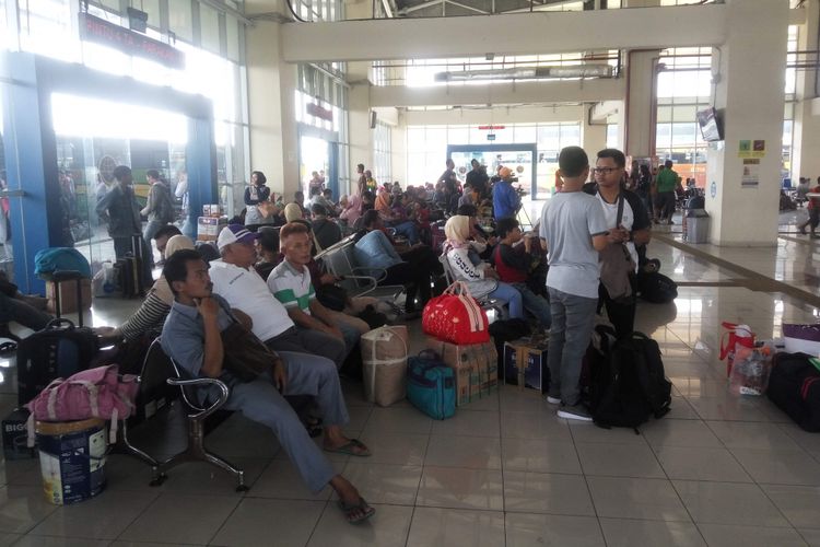 Suasana di Terminal Pulo Gebang, Jakarta Timur, Senin (11/6/2018).