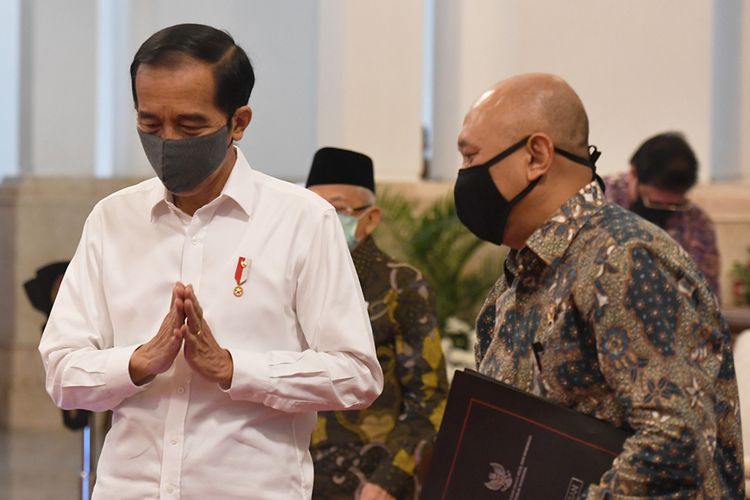 Presiden Joko Widodo (kiri) berbincang dengan Menteri Koperasi dan UMKM Teten Masduki saat acara penyaluran dana bergulir untuk koperasi di Istana Negara, Jakarta, Kamis (23/7/2020). Pemerintah melalui Lembaga Pengelola Dana Bergulir Koperasi Usaha Mikro Kecil dan Menengah (LPDB-KUMKM) menyiapkan dana bergulir sebesar Rp 1 triliun untuk disalurkan kepada koperasi dalam rangka pemulihan ekonomi nasional yang terdampak COVID-19.