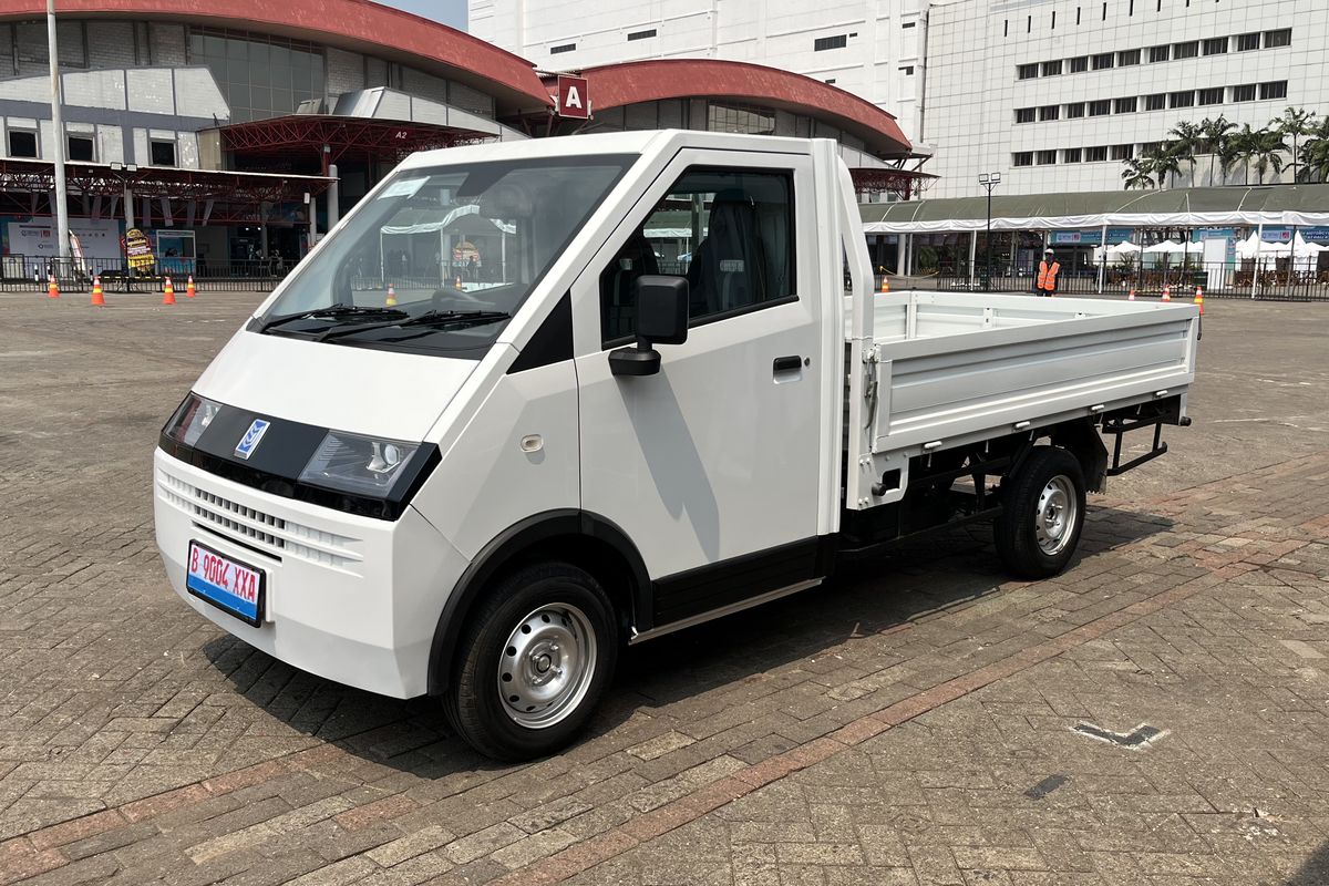 Mobil Anak Bangsa (MAB) membawa pikap listrik MAB SF T01 di PEVS 2025.