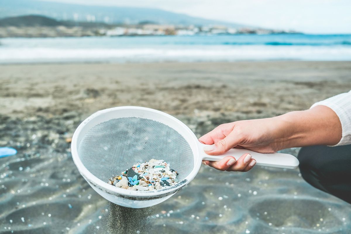Ilustrasi sampah plastik mikro yang mencemari laut. Ilmuwan temukan 21 juta ton plastik mikro mencemari Samudra Atlantik.