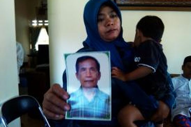Rina Kusumawati saat menunjukan foto Ardani Bin Ali Siradj (75)