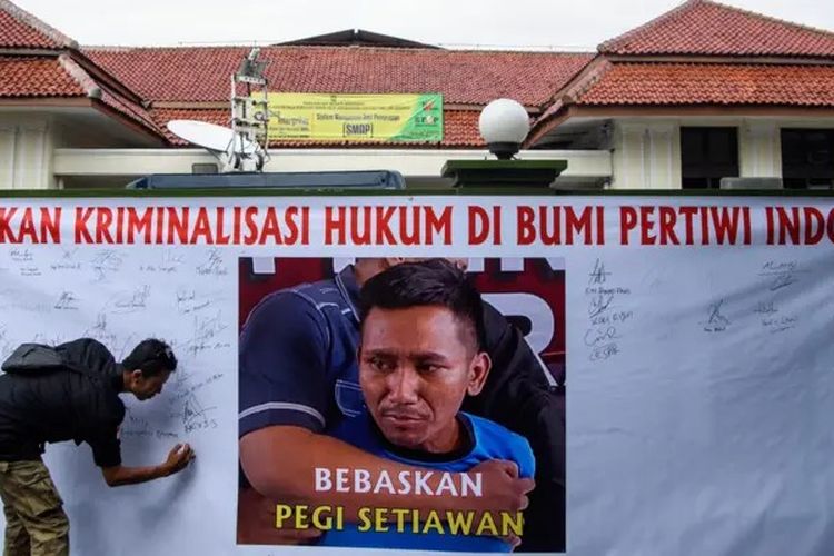Spanduk yang dipasang di depan Pengadilan Negeri (PN) Bandung saat sidang praperadilan Pegi Setiawan, Senin, 1 Juli 2024.