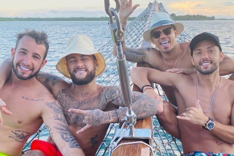 Bintang Paris Saint-Germain, Neymar, berpose bersama teman-temannya termasuk mantan penyerang PSG, Nene. di Barra Grande, Bahia, Brasil jelang pergantian tahun 2020.