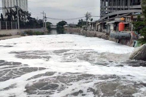 Sungai Berbusa Seperti Salju, Wali Kota Surabaya Sanksi Pabrik Jika Ketahuan Buang Limbah di Sungai Tanpa IPAL