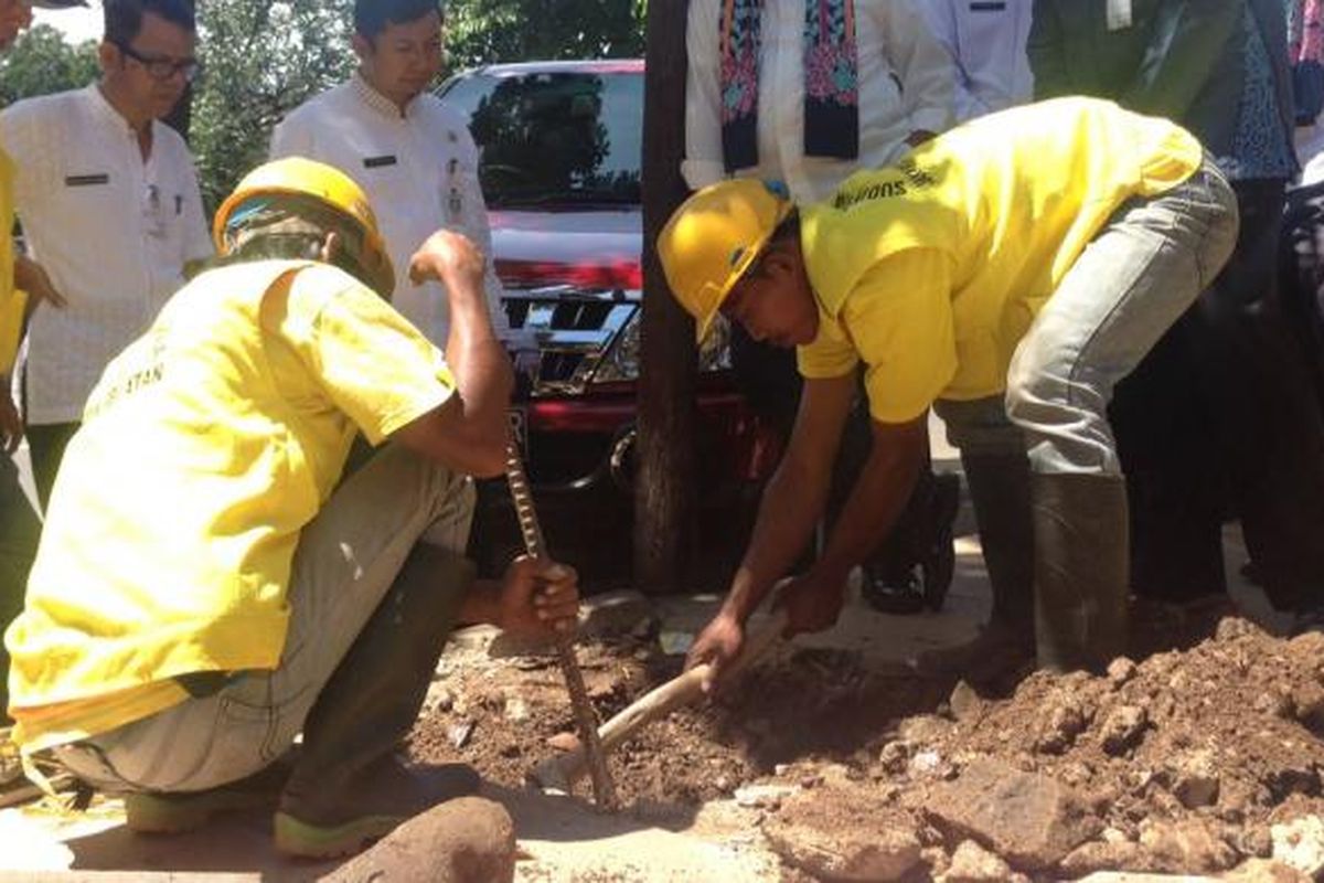 Pekerja Suku Dinas Bina Marga Jakarta Selatan membongkar utilitas yang dipasang penyelenggara jaringan secara ilegal, Kamis (19/1/2017).