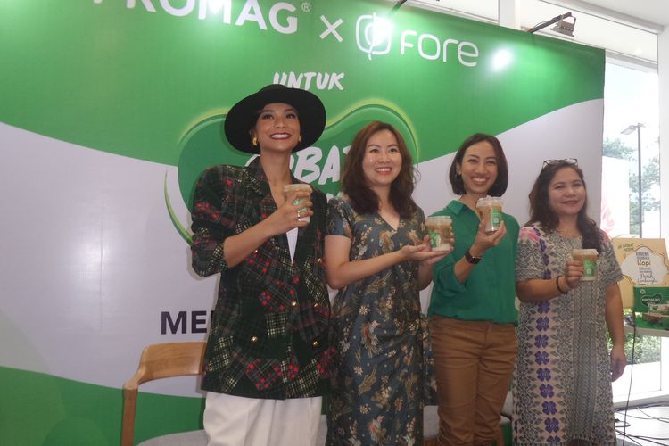 Aktris Shareefa Daanish, Head of Marketing & Business Fore Coffee Shintia Xu, Category Senior Manager Consumer Health PT Kalbe Farma Tbk Afriani Karina, dan Medical Manager Consumer Health PT Kalbe Farma Tbk Dr Helmin Agustina Silalahi (paling kiri ke kanan) diskusi kesehatan lambung di Citywalk Sudirman, Jakarta Pusat, Rabu (12/2/2020).