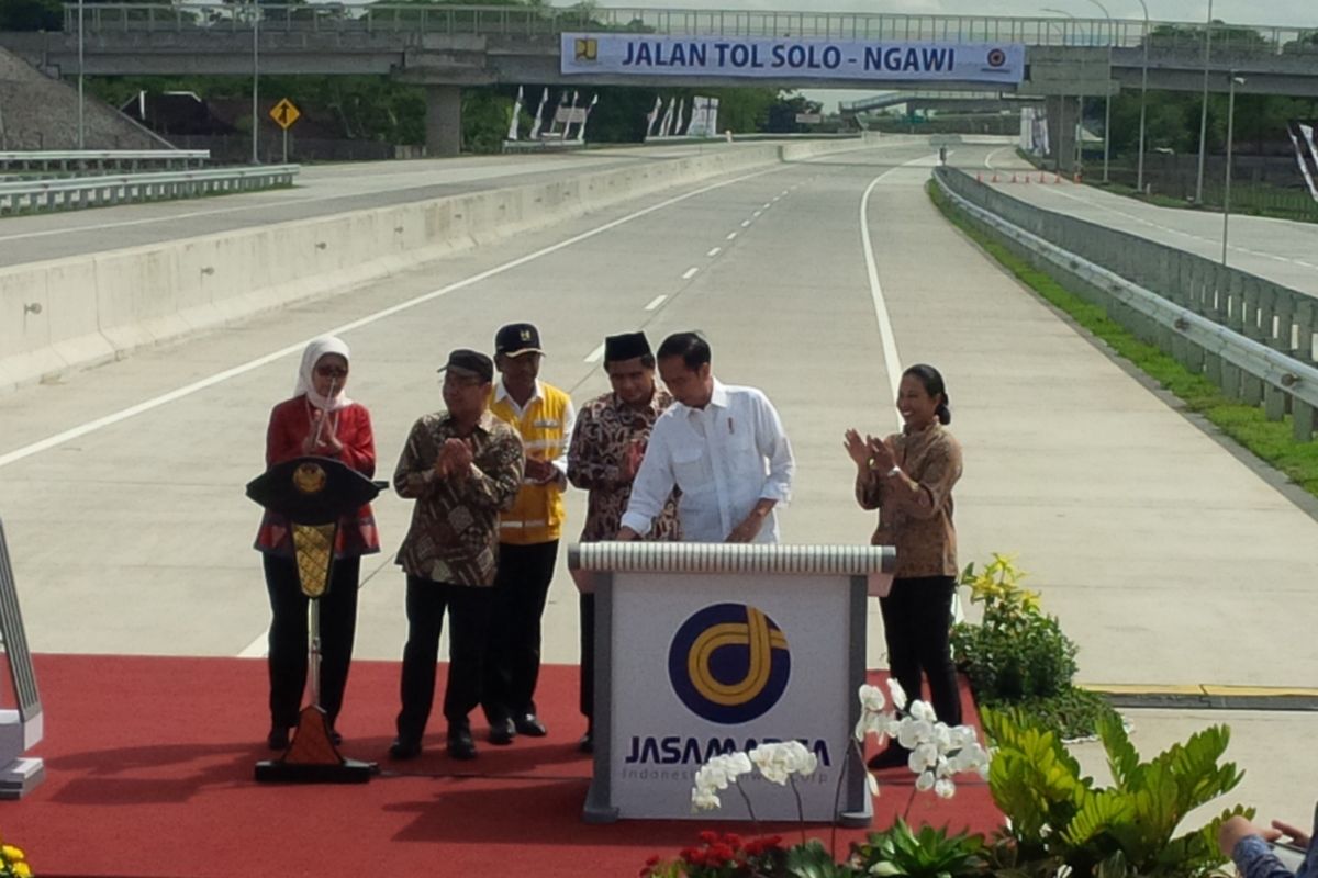 Presiden Jokowi meresmikan Jalan Tolo Solo-Ngawi segmen Sragen-Ngawi di Rest Area KM 538 Jalan Tol Sragen-Ngawi Desa Ngrampal, Sragen, Jawa Tengah, Rabu (28/11/2018).