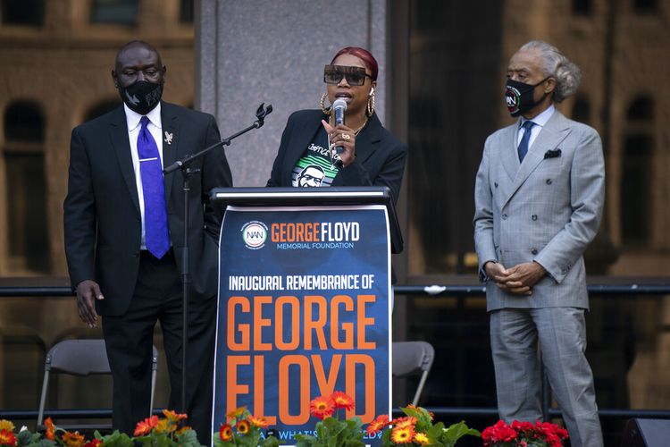 Adik George Floyd, Bridgett Floyd, berpidato di rapat umum di pusat kota Minneapolis, Minggu (23 /5/2021). Di sebelah kirinya adalah pengacara Ben Crump. Di sebelah kanan adalah Pendeta Al Sharpton. 