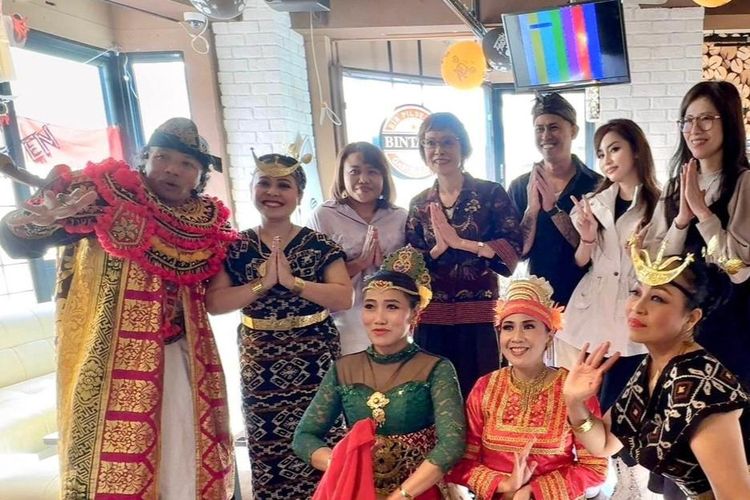 Salah satu event kesenian yang menampilkan tarian dari beberapa daerah yang berlangsung digelar di Garuda Cafe Tokyo.