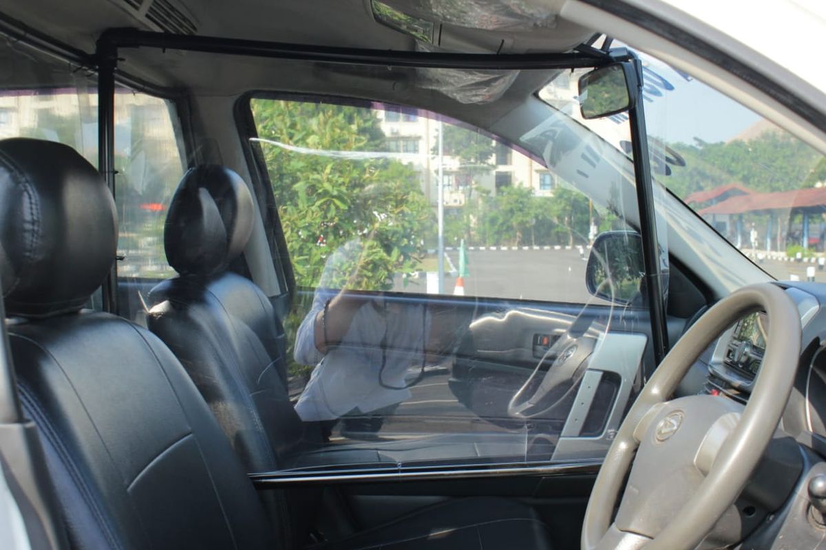 Sekat partisi pada mobil pengujian praktik SIM di Satpas Daan Mogot