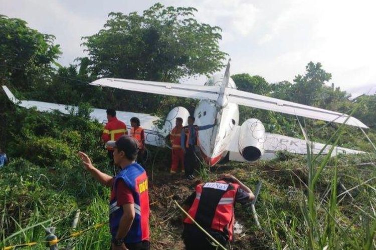 Petugas Airnav Bandara Maleo Morowali, Sulawesi Tengah, bersiaga di sekitar lokasi Kecelakaan Pesawat Jet Hawker, Kamis (11/5/2023).