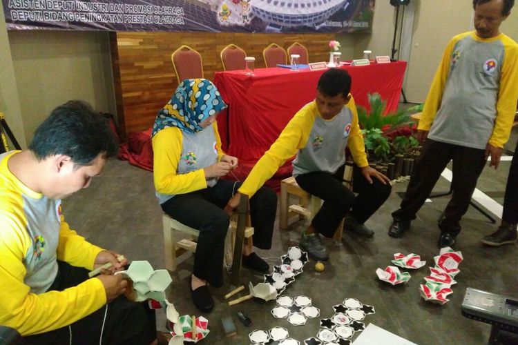 Para peserta mencoba membuat bola dalam Pendidikan dan Pelatihan SDM Tenaga Teknis Produk Barang Industri Olahraga (Pembuatan Bola).

