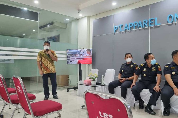 General Manajer PT Apparel One Indonesia Asfar Rajulan menjelaskan perkembangan perusahaan setelah menerima fasilitas KITE IKM dari Bea Cukai Jateng DIY, Selasa (18/10/2022).